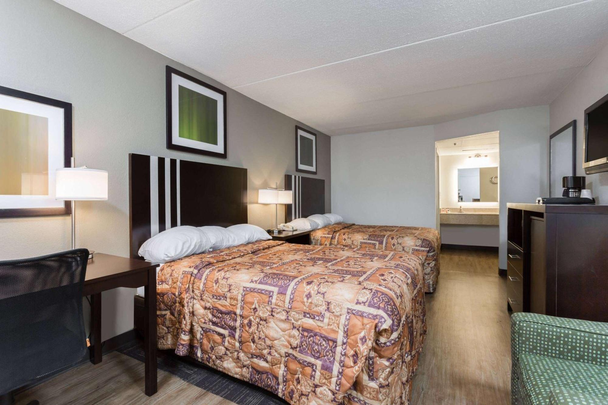 Days Inn By Wyndham Harrisburg North Kültér fotó