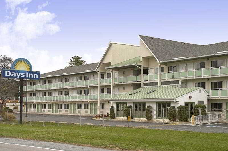 Days Inn By Wyndham Harrisburg North Kültér fotó