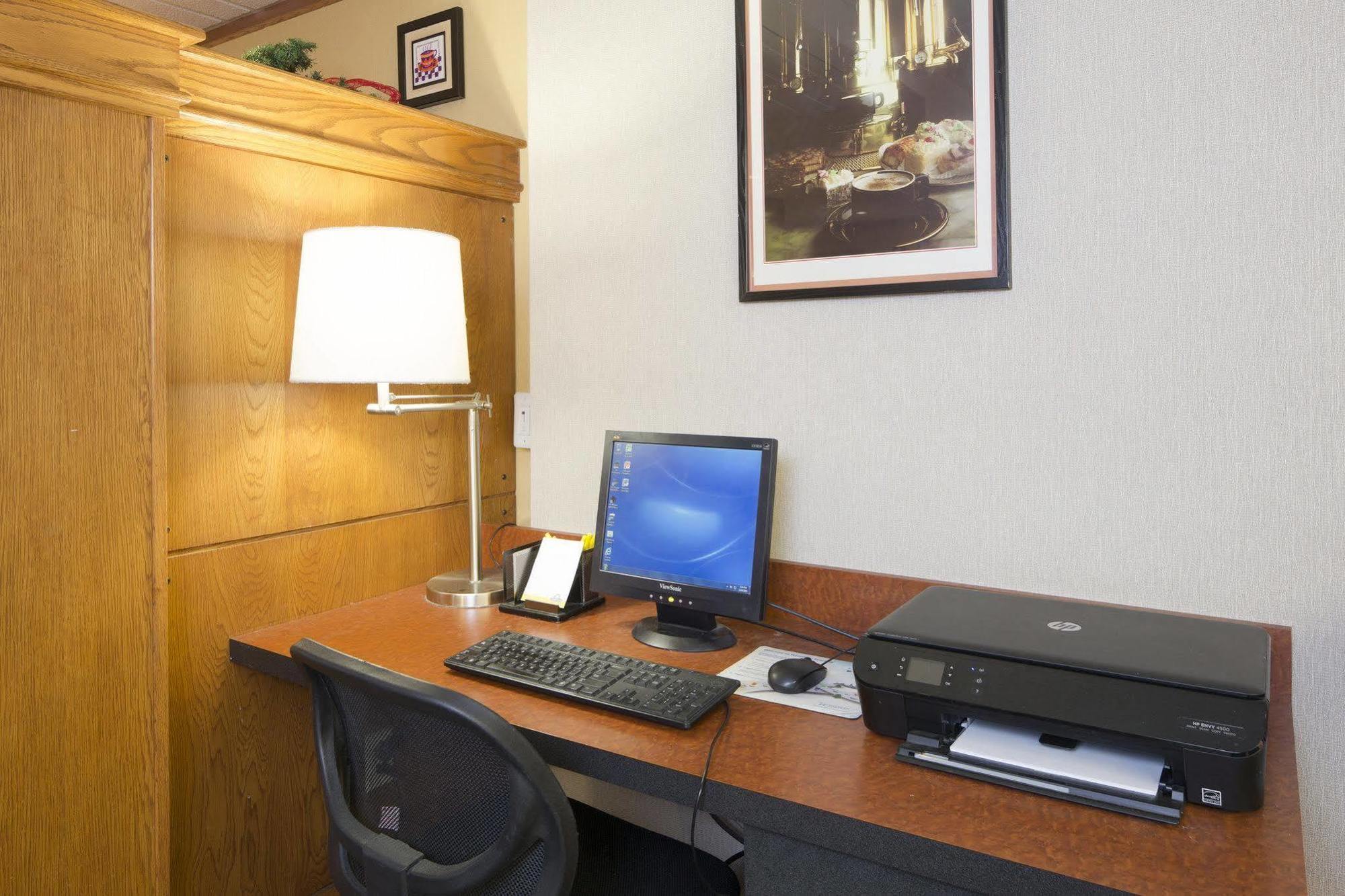 Days Inn By Wyndham Harrisburg North Kültér fotó