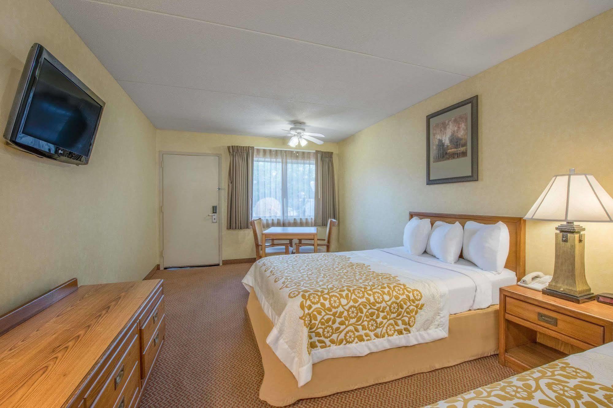 Days Inn By Wyndham Harrisburg North Kültér fotó
