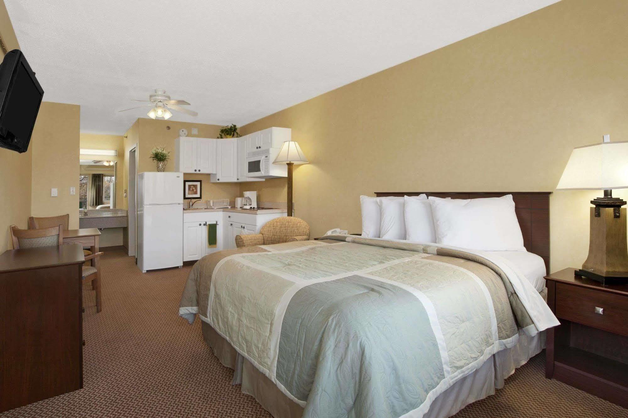 Days Inn By Wyndham Harrisburg North Kültér fotó