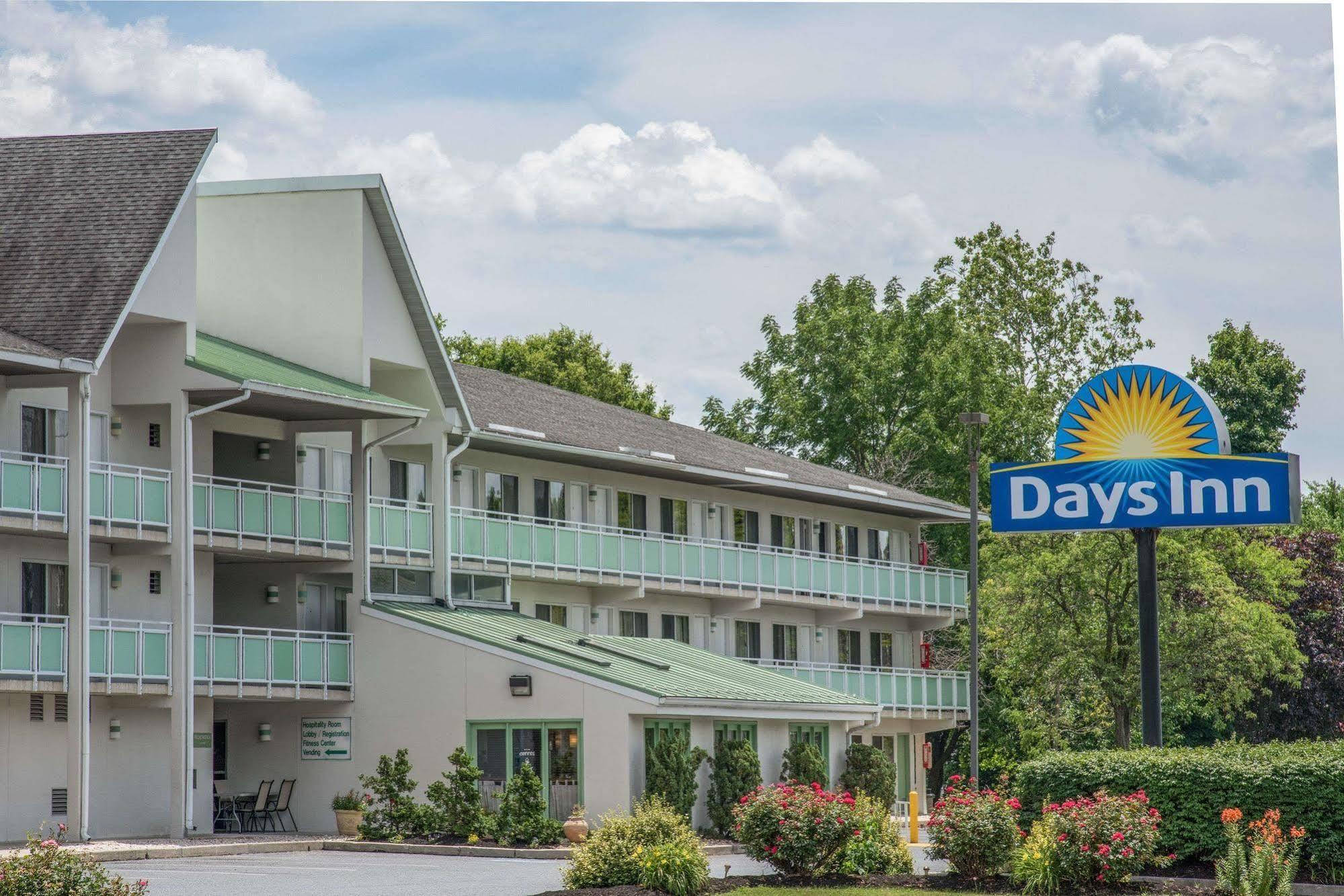 Days Inn By Wyndham Harrisburg North Kültér fotó